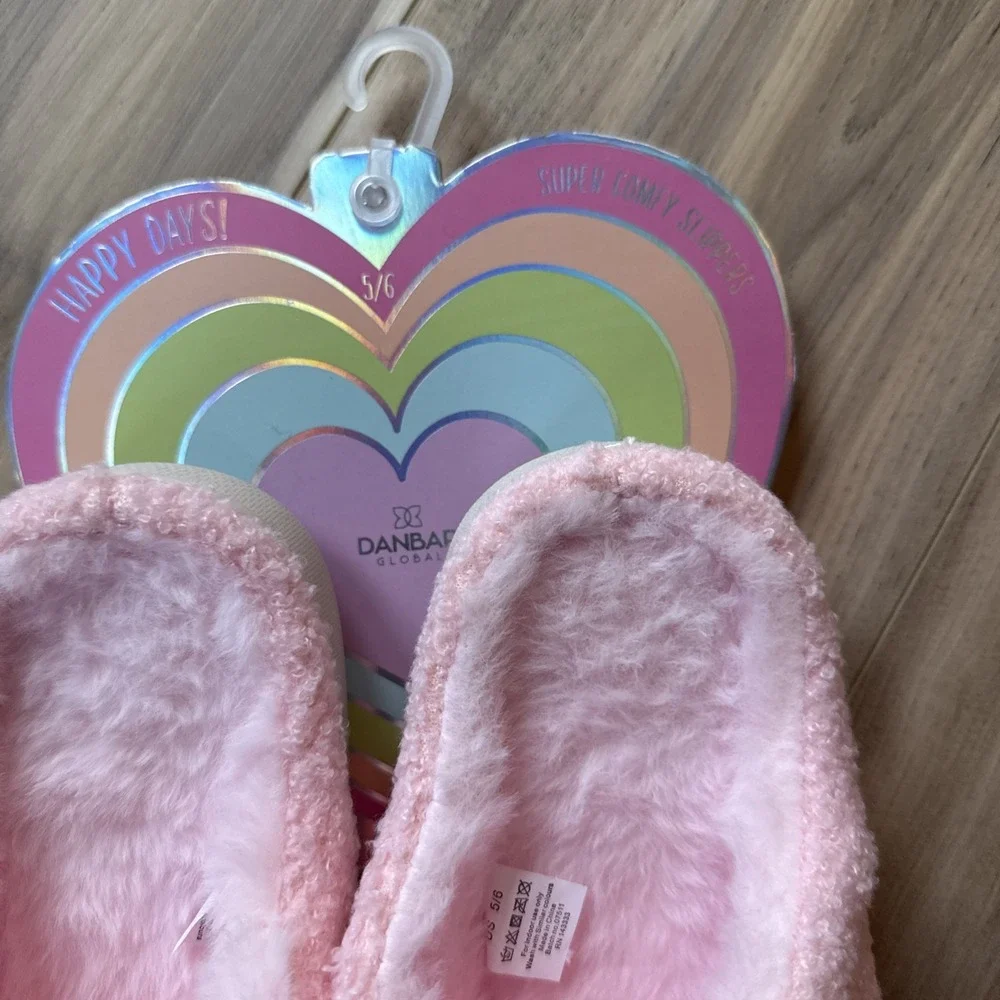 Danbar Slippers Girls Size 5/6 Pink Fuzzy‎ Rainbow Heart Slip On Shoes NEW